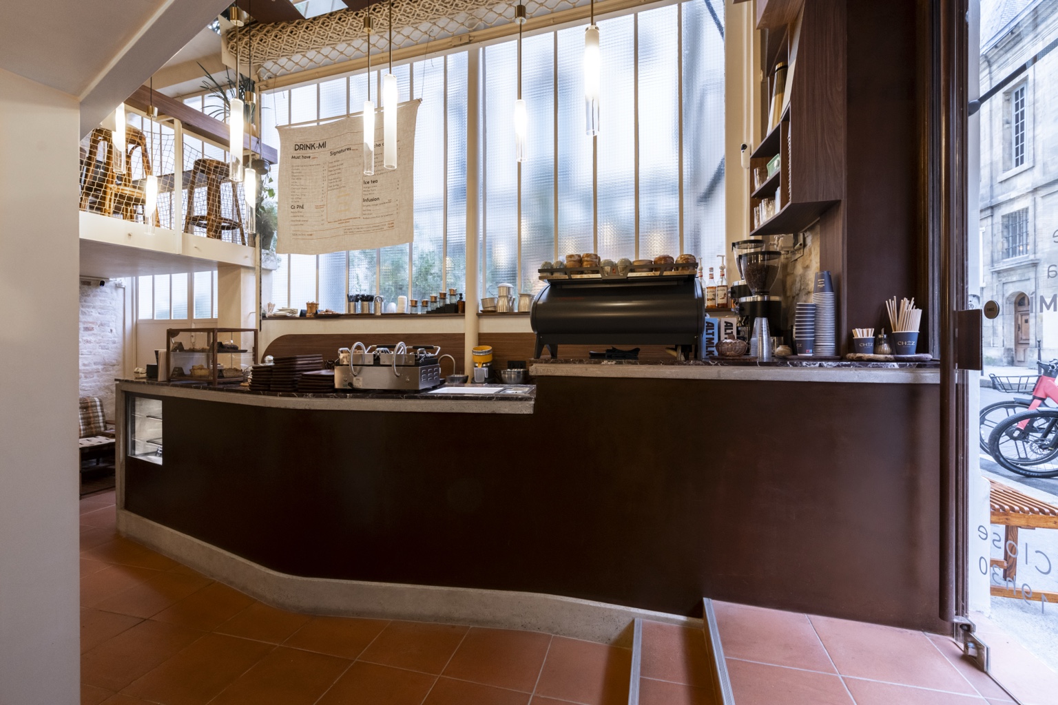 Comptoir et salle du café Chez Coffee dans le Marais à Paris