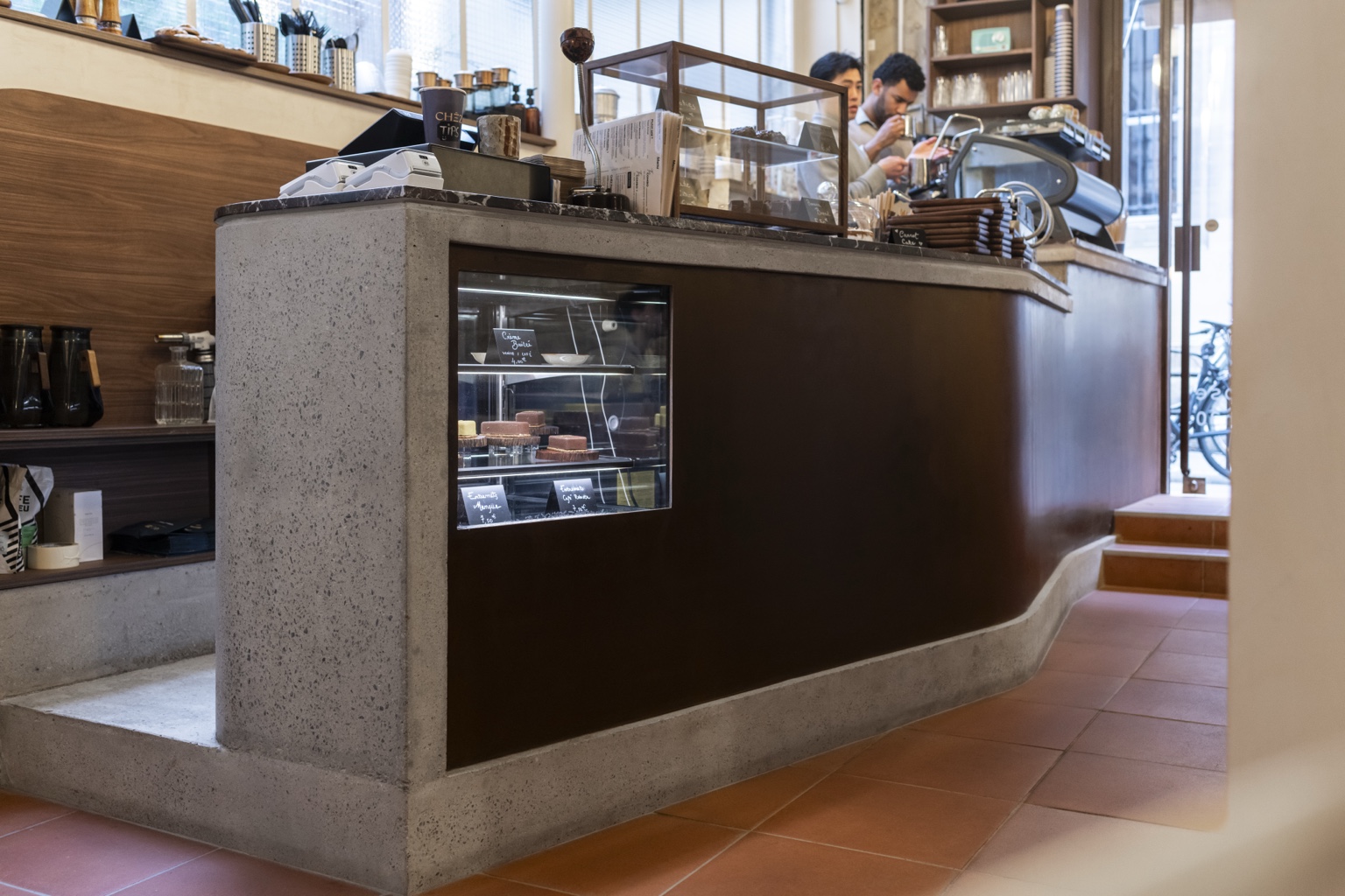 Détail du comptoir du café Chez Coffee dans le Marais et de ses finitions