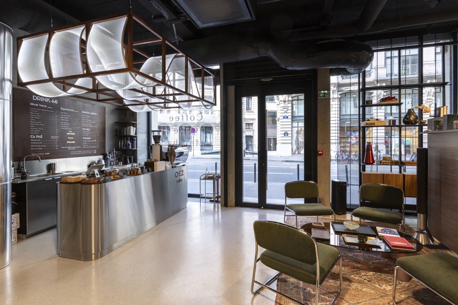 Vue d’ensemble du café Chez Coffee Réaumur avec comptoir métallique arrondi et places assises