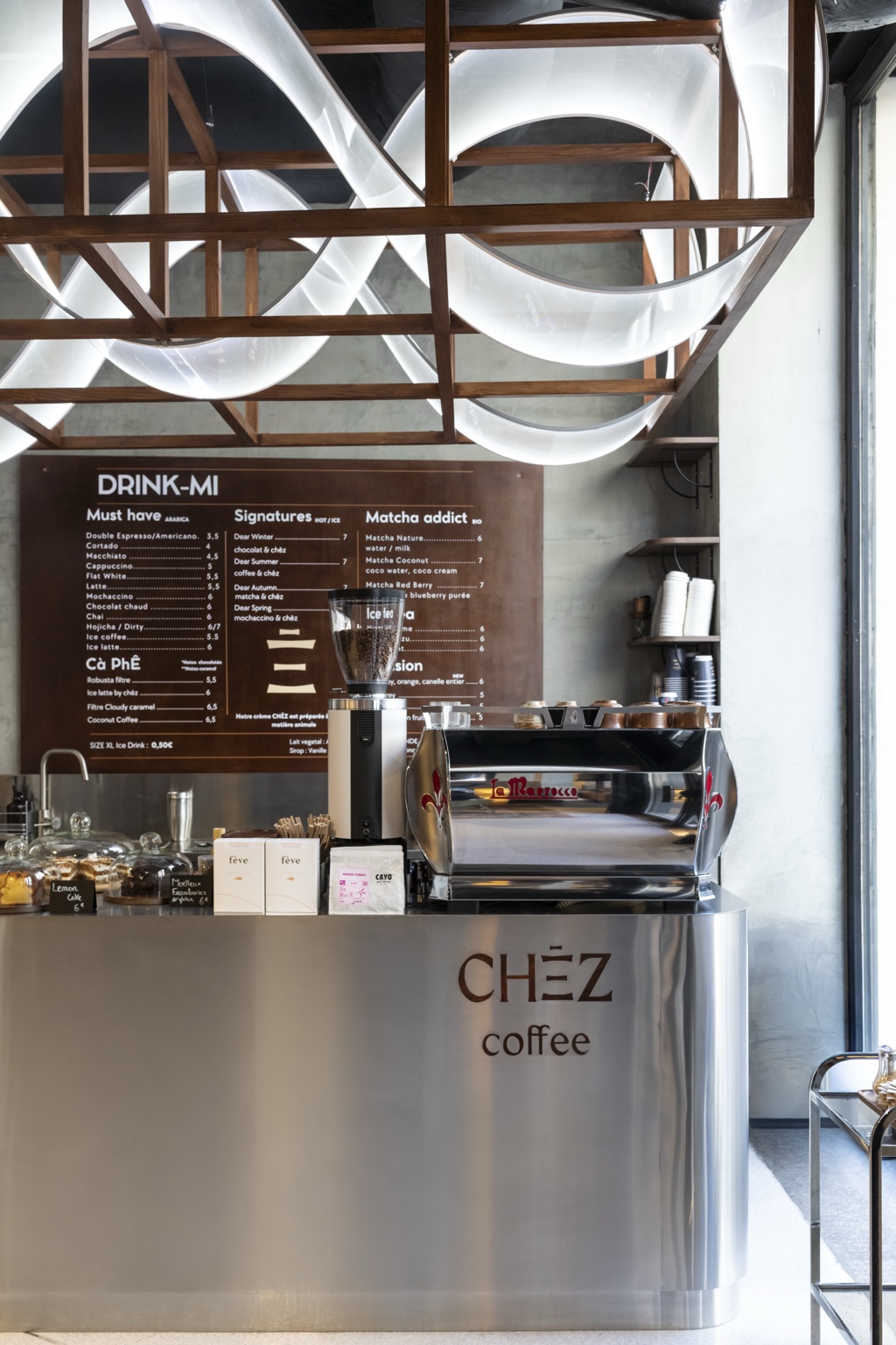 Comptoir du café Chez Coffee Réaumur et luminaires suspendus