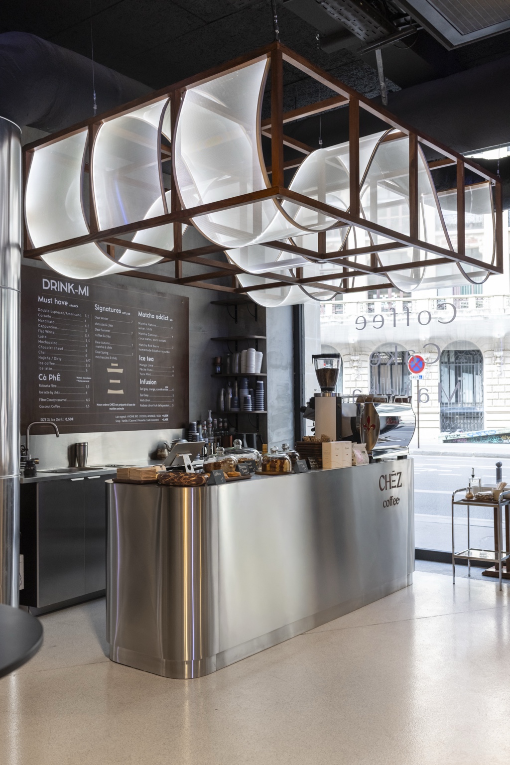 Détail du comptoir arrondi et des aménagements du café rue Réaumur